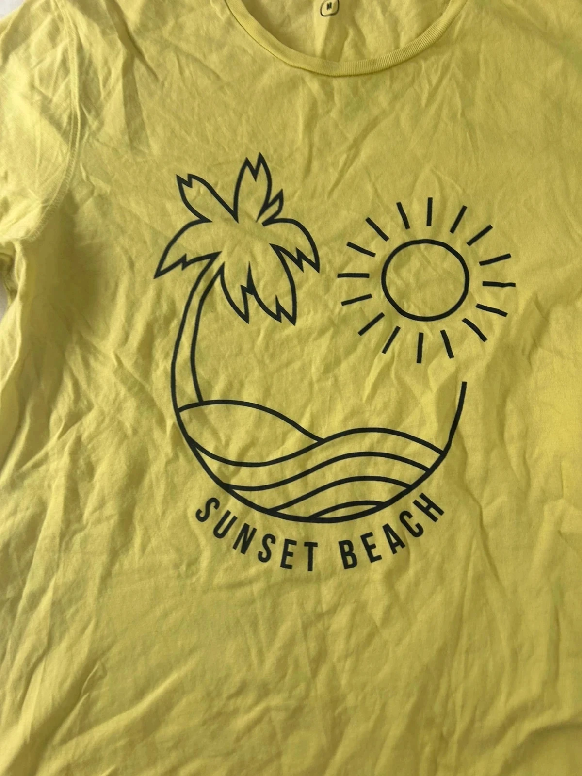 Gele t-shirt met blauwe sunset beach print – photo 4